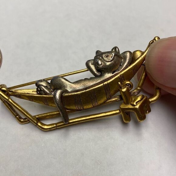 Danecraft vintage cat in hammock 2 toned brooch pin - Picture 4 of 7